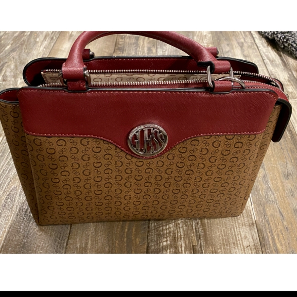145-10) Guess women's satchel. NWOT.